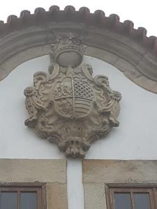 a decoration on the side of a building at Solar dos Araújo Coutinho - Casa dos Cavaleiros - Turismo Habitação 