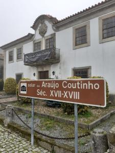 a street sign in front of a building at Solar dos Araújo Coutinho - Casa dos Cavaleiros - Turismo Habitação 
