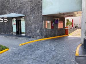 eine Tankstelle mit gelber Linie davor in der Unterkunft HOTEL M ELITE ROJO in Mexiko-Stadt
