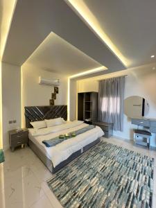 ein großes Schlafzimmer mit einem großen Bett und einem großen Teppich in der Unterkunft شاليهات ميلانا in Chamis Muschait