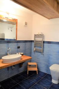 ein Bad mit einem Waschbecken und einem WC in der Unterkunft L'Antico Episcopio in Scala