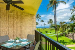 una mesa en un balcón con vistas al océano en Maui Sunset B217 condo, en Kihei