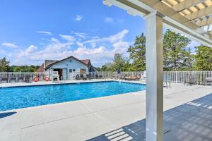 una imagen de una piscina en una casa en Sleepy Hollow Lake Home with Deck, Pool Access!, en Athens