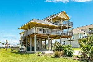 Una casa grande con un porche envolvente en Classy Home with Backyard Oasis Hot Tub and 2 Shaded Decks, en Galveston