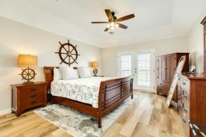 1 dormitorio con 1 cama y ventilador de techo en Classy Home with Backyard Oasis Hot Tub and 2 Shaded Decks, en Galveston
