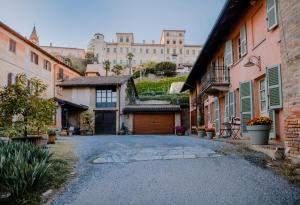 una strada vuota con un edificio sullo sfondo di Roero House a Magliano Alfieri
