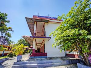 SPOT ON 92527 Penginapan Kangean Syariah في Sumenep: مبنى فوقه شرفة