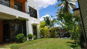 uma vista para uma casa com um quintal em LEO-BREEZE Apartments em Kurunegala