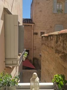 a view of an alley with buildings and a fire hydrant at Maison Ellie, Pézenas centre in Pézenas