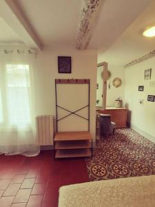 ein Zimmer mit einer Tür in der Mitte eines Zimmers in der Unterkunft Maison Ellie, Pézenas centre in Pézenas