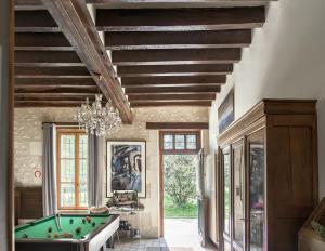 a pool table in a room with a ceiling at Les Aulnaies - B&B in Mareuil-sur-Cher