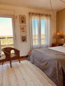 um quarto com uma cama e uma grande janela em REI003 Stunning 3 Bedroom 3 Bathroom Townhouse em Ayamonte