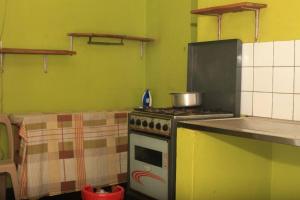 a kitchen with a stove with a pot on it at Maison de 3 chambres dans un lieu apaisé au centre de Kigali in Kigali