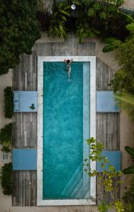 una persona che galleggia in una piscina d'acqua di Villa Mango Jeri a Jericoacoara