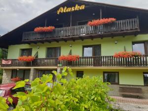 budynek z kwiatami na balkonach w obiekcie Alaska w Wiśle