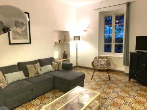 a living room with a couch and a table at LA MUSCADELLE : le calme du sud de la France in Marseillette