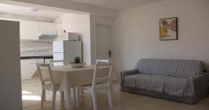a kitchen and dining room with a table and a couch at Casa Mirassol in Portimão