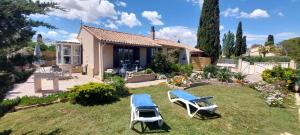 podwórze z dwoma krzesłami i domem w obiekcie La Maison de Georges - Climatisée -Terrain et vue Etang w mieście Marseillan