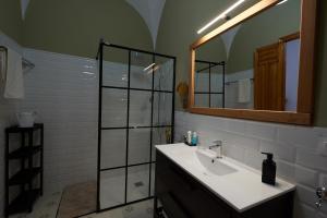 uma casa de banho com um lavatório e um espelho em Casa Rural El viejo Olivo em Valencia de Ventoso