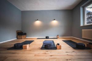Zimmer mit 2 Yogamatten auf einem Holzboden in der Unterkunft Landhaus Penker in Mallnitz