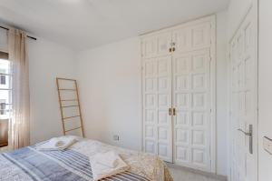 Voodi või voodid majutusasutuse Wonderful apartment with a Sea view, WiFi, Pool toas