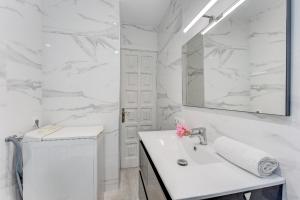 Vannituba majutusasutuses Wonderful apartment with a Sea view, WiFi, Pool