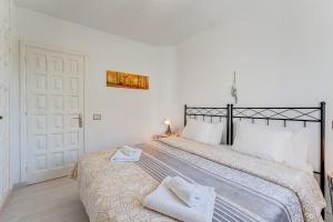 Voodi või voodid majutusasutuse Wonderful apartment with a Sea view, WiFi, Pool toas