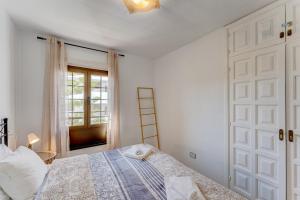 Voodi või voodid majutusasutuse Wonderful apartment with a Sea view, WiFi, Pool toas