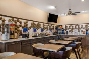 Restoran atau tempat makan lain di SureStay Plus Hotel by Best Western Topeka