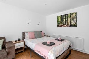 um quarto com uma cama com duas toalhas em Number 2, Lytton Tree Lodge, Reydon, Southwold em Reydon