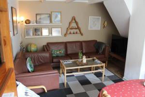 ein Wohnzimmer mit Sofa und Tisch in der Unterkunft Stay in Iconic Saksun, Authentic Faroese Cottage in Saksun