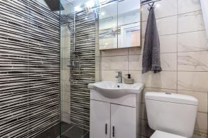 un bagno con un water bianco e un lavandino di Casa di Rosi, Seaview studio in corfu town a Città di Corfù