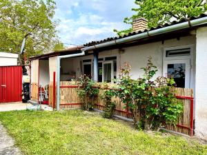 Aed väljaspool majutusasutust Liget Holiday Home