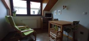 Camera con scrivania, tavolo e sedie. di Apartments Kapus Center a Bled