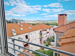 d'un balcon offrant une vue sur la ville. dans l'établissement Salona Terrace Apartment, à Solin