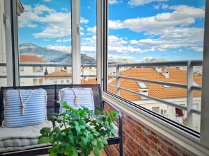 Elle comprend un balcon offrant une vue sur les montagnes. dans l'établissement Salona Terrace Apartment, à Solin