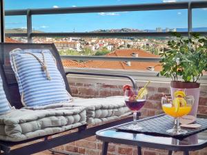 - un balcon avec une table et deux verres de vin dans l'établissement Salona Terrace Apartment, à Solin