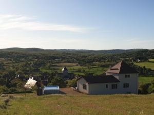 ein Haus auf einem Hügel mit Aussicht in der Unterkunft Villa avec magnifique point de vue 14 Personnes 230 m2 in Blars