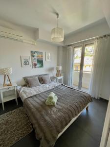 een slaapkamer met een groot bed met 2 teddyberen erop bij Les Constellations in Beaulieu-sur-Mer