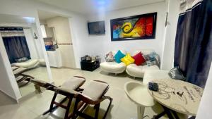 uma sala de estar com um sofá, uma mesa e cadeiras em Casa Family 5 em Cartagena das Índias