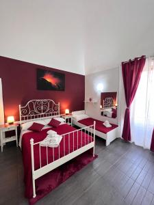 En eller flere senge i et værelse på Etna Rooms