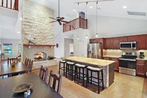 uma grande cozinha com uma mesa e uma lareira em Willow Grove Estate em Fredericksburg