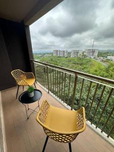 2 chaises et une table sur un balcon dans l'établissement New, cozy & stylish apartment, à Armenia