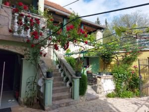 una casa con flores en las escaleras en Apartment Balinovaca en Skradin