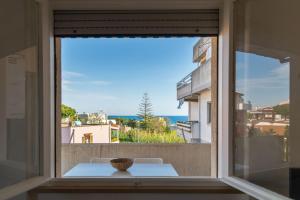 uma janela com vista para o oceano em La Casetta a Santa em Santa Marinella