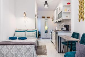 una camera da letto con un letto, un tavolo e delle sedie di Casa di Rosi, Seaview studio in corfu town a Città di Corfù Altre 28 foto