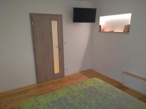 TV a/nebo společenská místnost v ubytování Apartman pod Svatou Horou