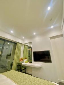 Televiisor ja/või meelelahutuskeskus majutusasutuses Ocean Studio at Sunset town