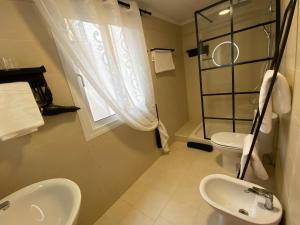 y baño con lavabo y aseo. en Apartment with solarium/terrace., en Calpe