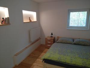 ein kleines Schlafzimmer mit einem Bett und einem Fenster in der Unterkunft Apartman pod Svatou Horou in Příbram
